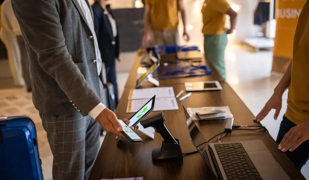 اهمیت بازیابی لیدهای کارآمد در رویدادها: استراتژی‌ جذب و تبدیل لید در نمایشگاه‌ها